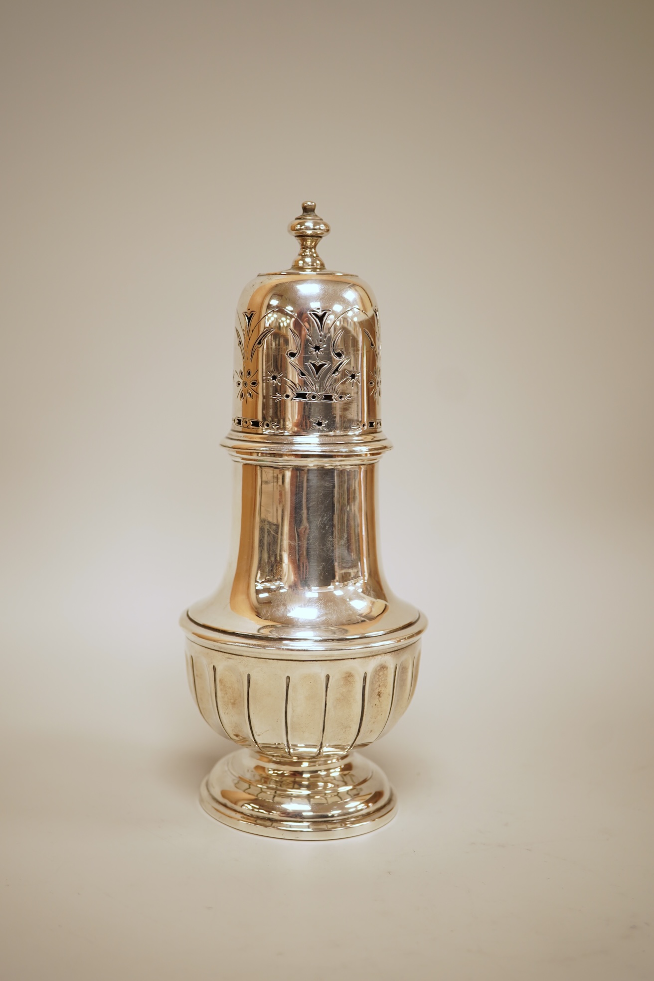 An Edwardian silver baluster sugar caster, by Marples & Co, Birmingham, 1906, 19.8cm, 8oz.